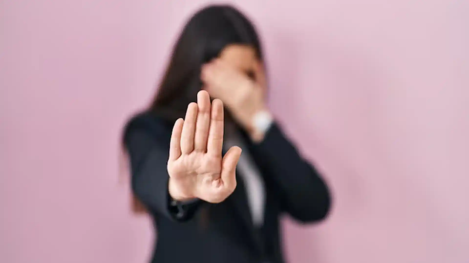 صورة: استشارة قانونية سرية