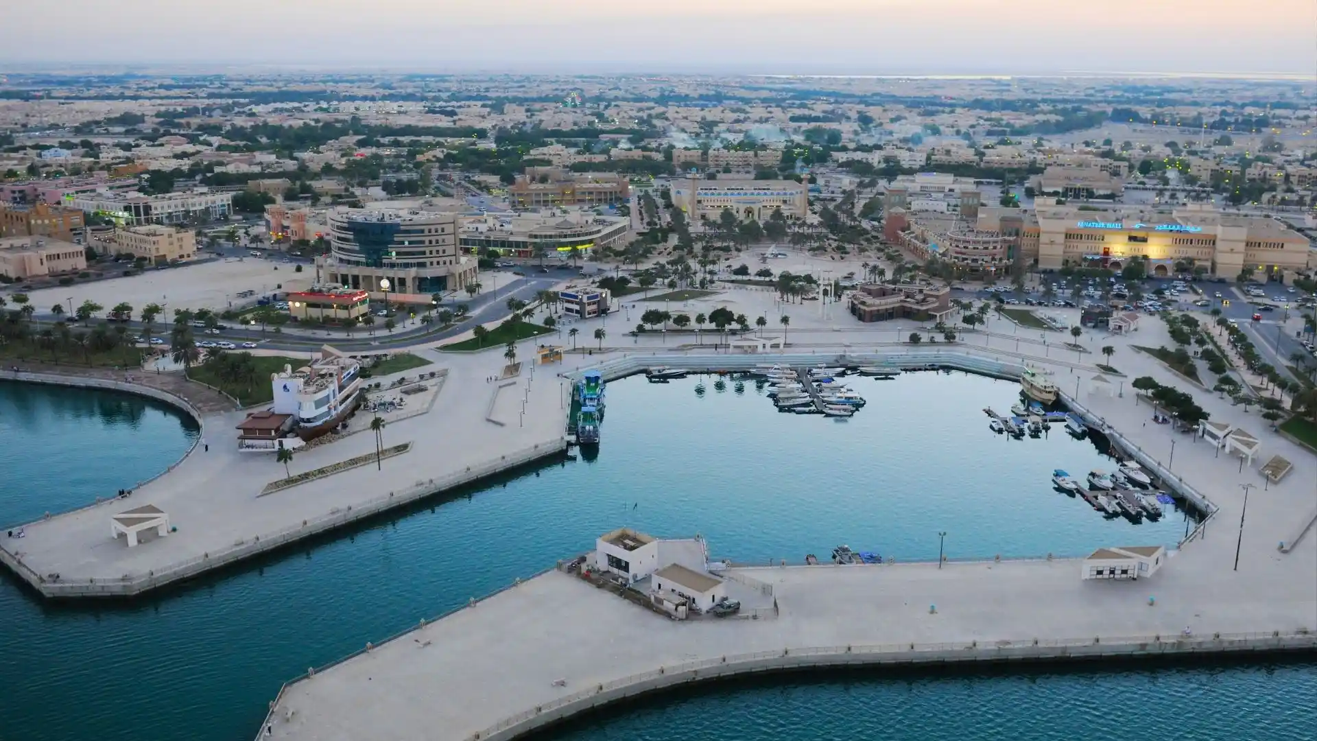 صورة: مجمع صناعي أو مصنع بتروكيماويات في الجبيل