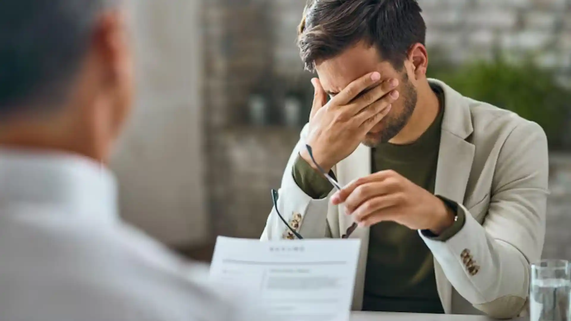 صورة: مستندات عقد عمل أو محامٍ يراجع خطاب إنهاء خدمة