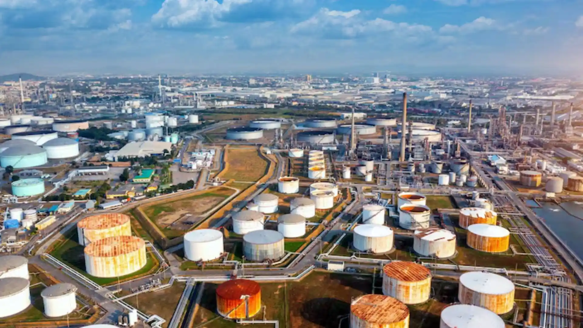 Image: an oil facility or refinery in the Eastern Province